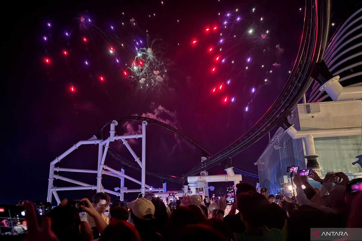 Fireworks seen from the 18th deck of the Disney Adventure cruise ship