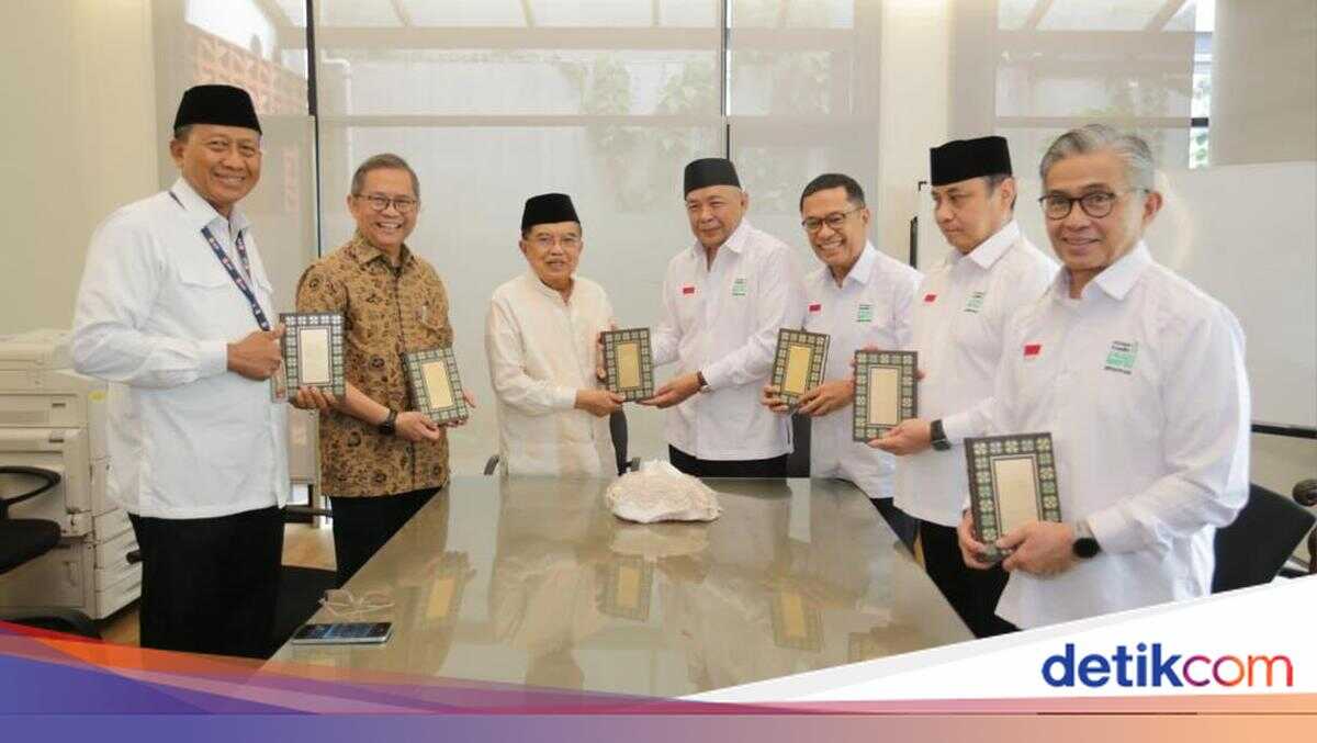 Indonesian Council of Mosques Receives Quran Endowment to Strengthen Faith Literacy