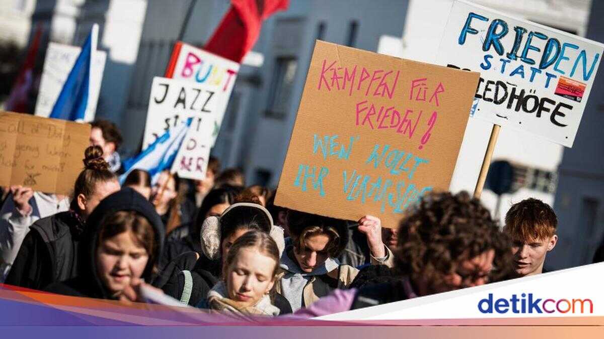 Reject Conscription, German Students Stage School Walkout Again