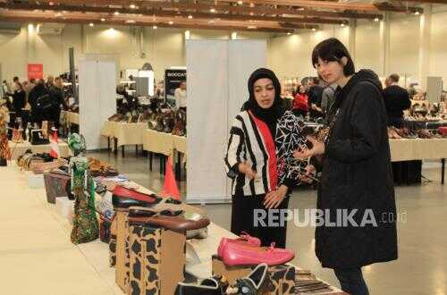 KBRI Warsaw Promotes Indonesian MSME Footwear Products at POLSHOES 2026 International Trade Fair