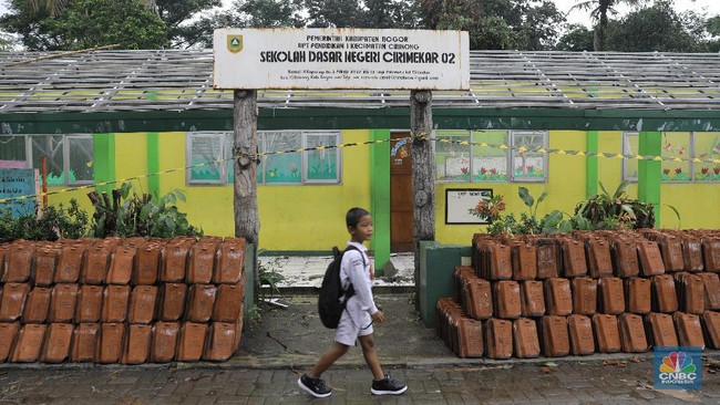 Primary School Teacher Accidentally Discovers a Multi-Billion Rupiah Treasure in the Schoolyard