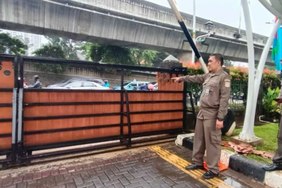 Crowd damages gate at South Jakarta Mayor's Office
