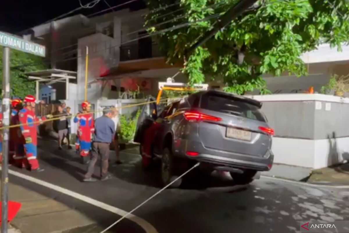 Learning to drive: car sinks into a water drainage channel in Matraman