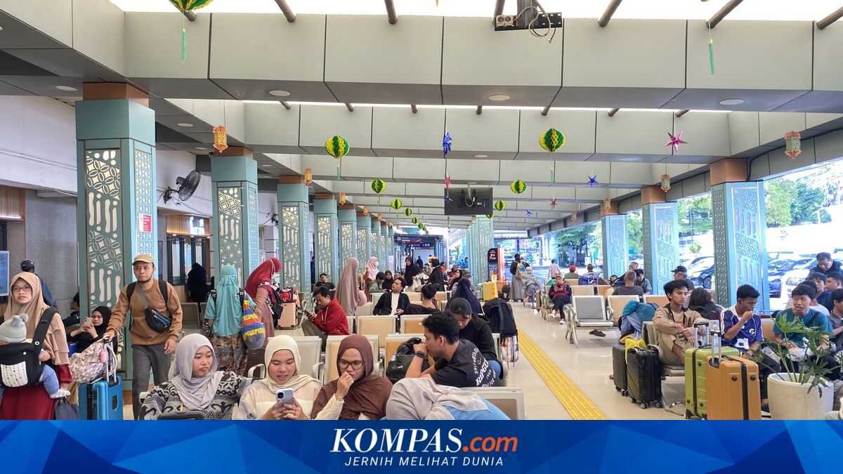 Two Weeks Before Eid, Pasar Senen Station Begins to Fill With Homebound Travellers