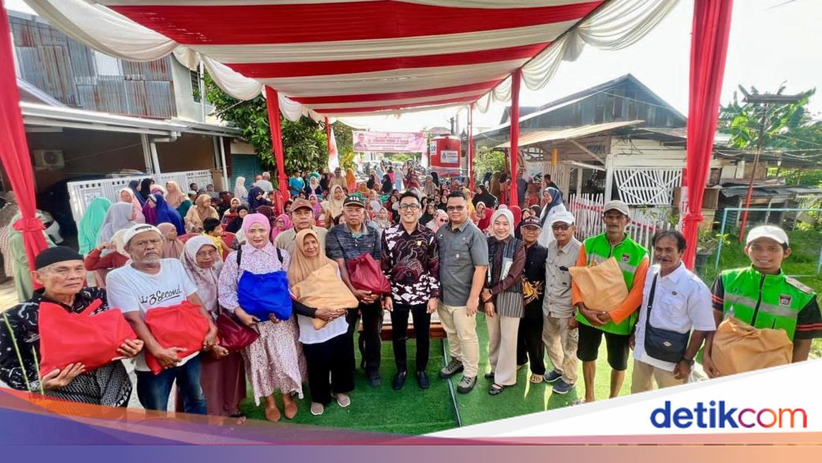 Andre Rosiade Distributes 500 Sembako Packages for Ramadan Needs of Jati Residents