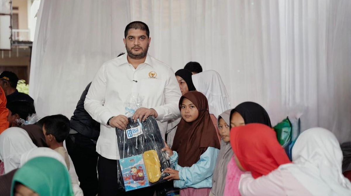 Rajiv Delivers PIP and KIP to Children of Cisarua Landslide Victims