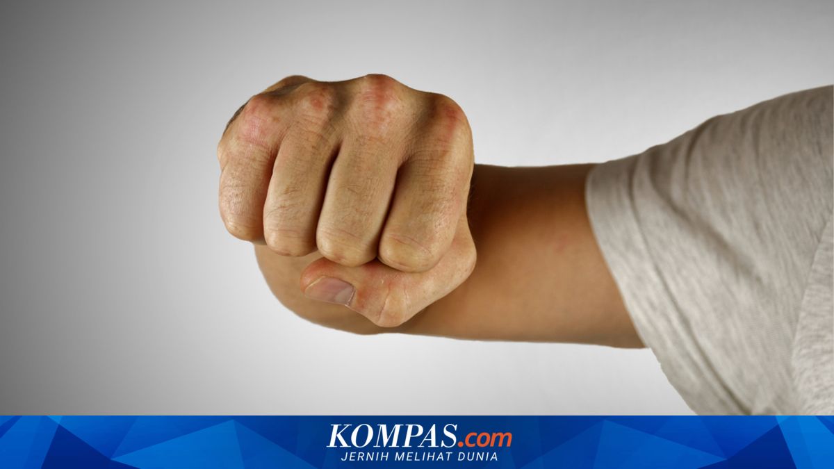 Chiding a motorcyclist for riding the wrong way in Pondok Labu, a man was chased and threatened with stones