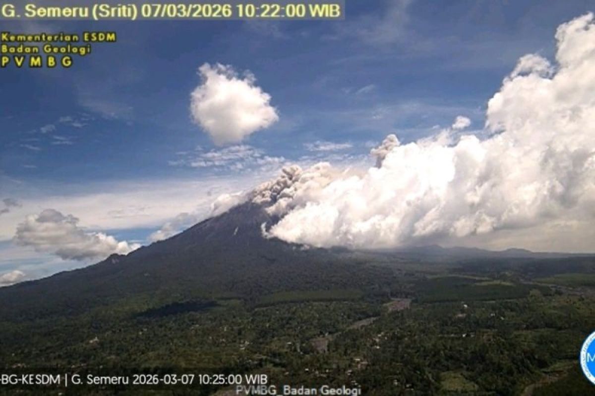 Mount Semeru erupts, accompanied by pyroclastic flows