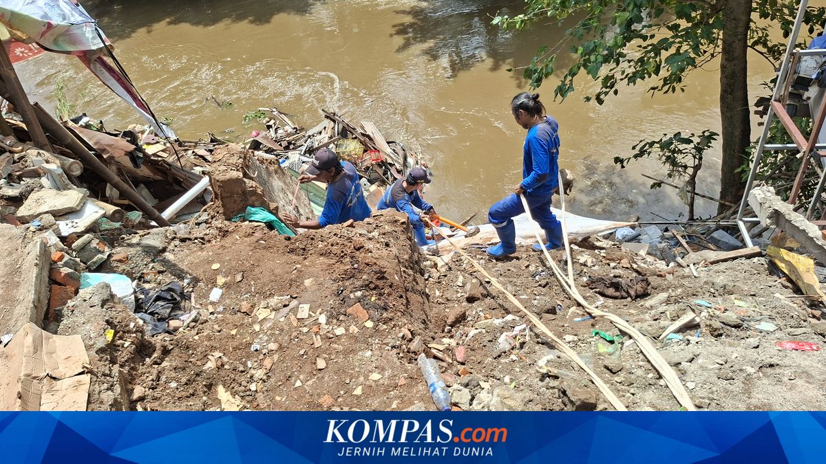 Two Houses Collapse in Tebet Landslide, Road Partly Blocked