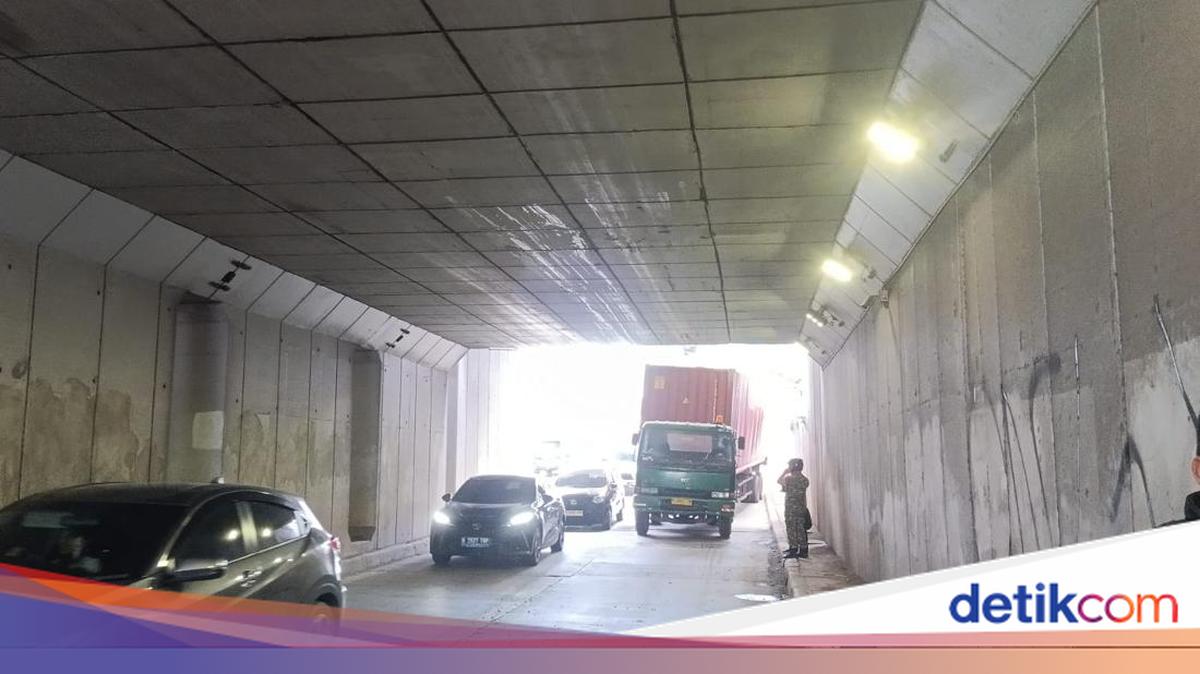 Truck Stranded in Pramuka Underpass After Driver Fails to Navigate Jakarta's Roads