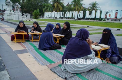 In the Holy Month, the Light of the Qur'an Touches Wounds