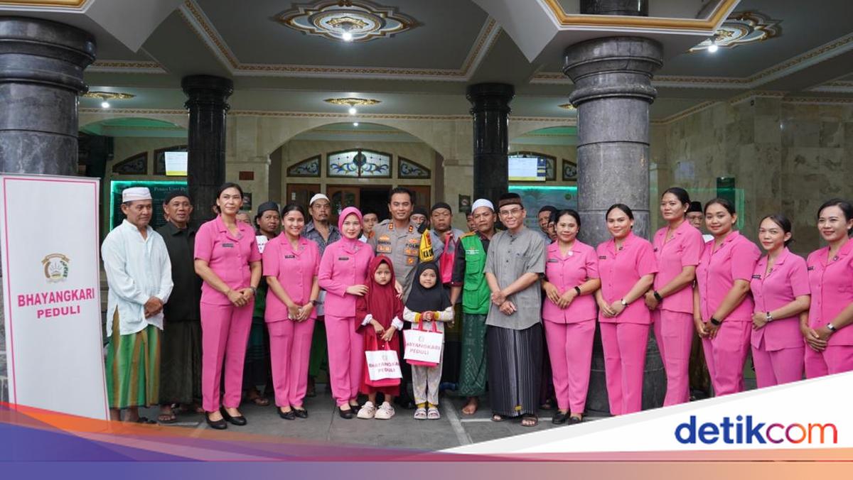 Gianyar Police Resort and Bhayangkari Share Takjil at Two Mosques