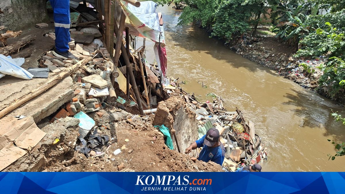 Six rental units destroyed by landslide in Tebet, no casualties