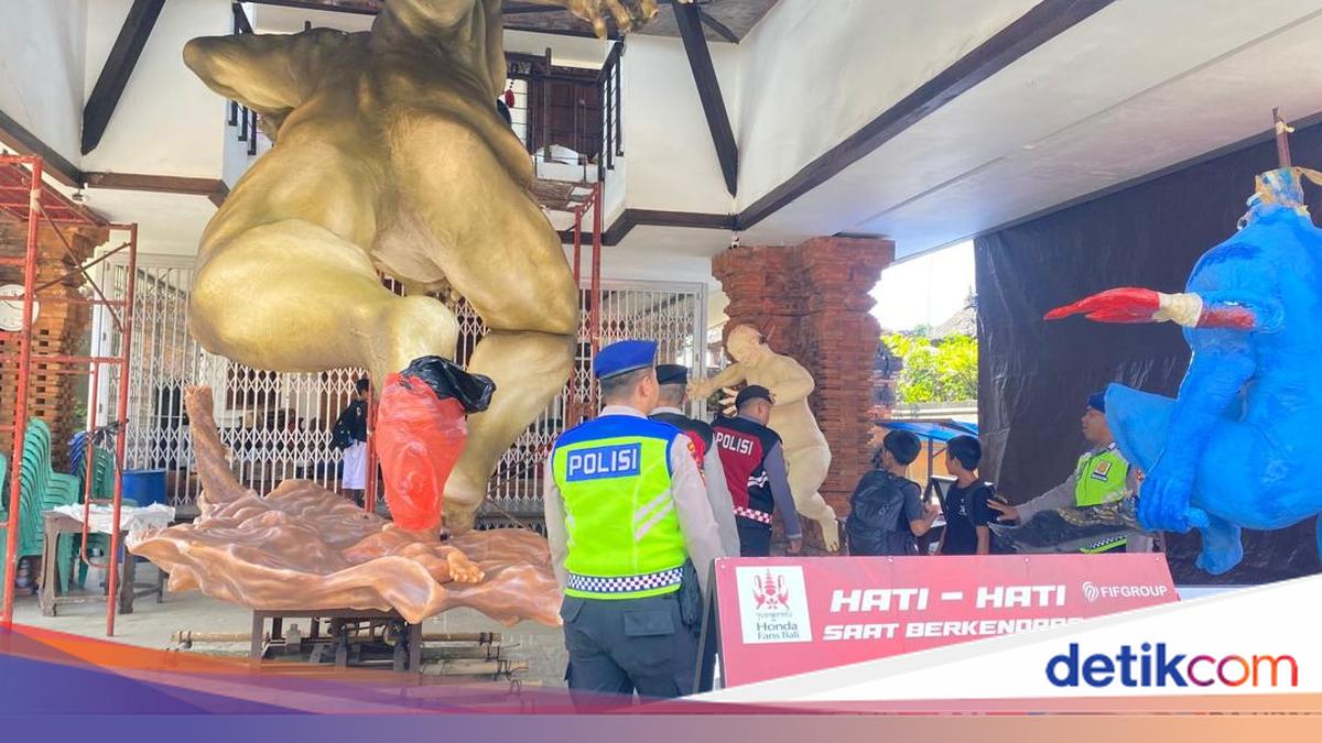 Bali Police Patrol Banjar as Residents Prepare Ogoh-Ogoh Ahead of Nyepi, Ensuring a Safe Celebration