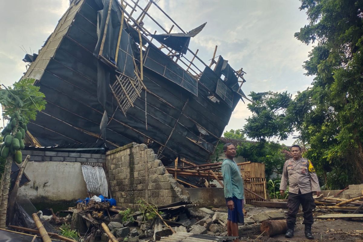 Four schools and dozens of houses affected by strong winds in Jember