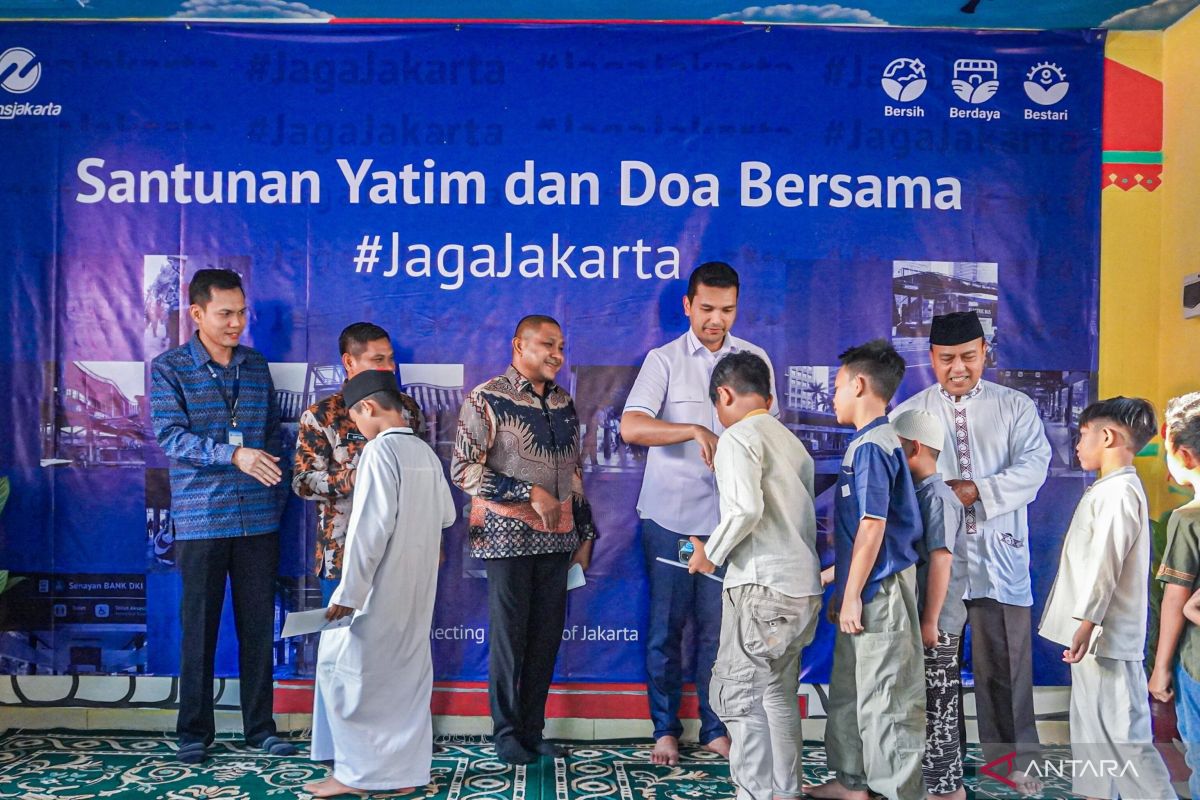 Transjakarta extends charitable aid to hundreds of orphans and people with disabilities in East Jakarta