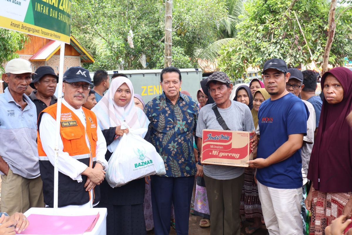 Baznas Agam distributes basic necessities and cash to survivors in temporary shelters