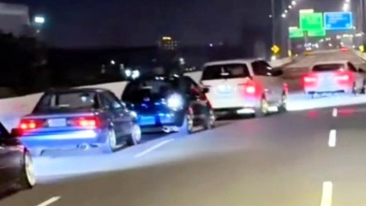 Police Warn Convoy Drivers Zig-zagging on Becakayu Toll Road