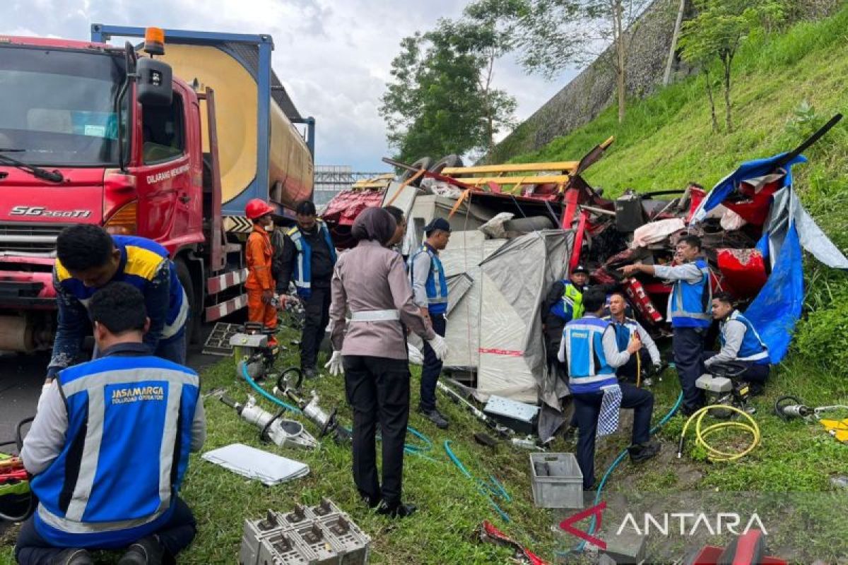 Three trucks crash on the Semarang-Solo Toll Road, one person killed