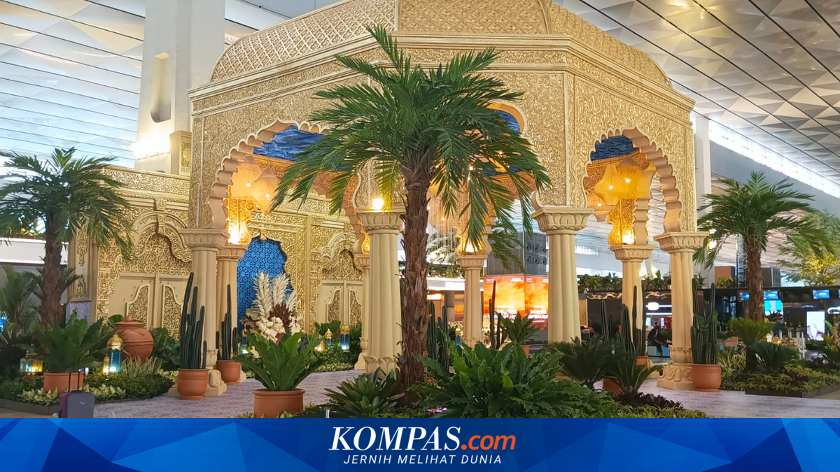 A Glimpse of the Magnificence of the 'Serene Crescent' Installation, Transforming Soekarno-Hatta Airport into a Ramadan Oasis
