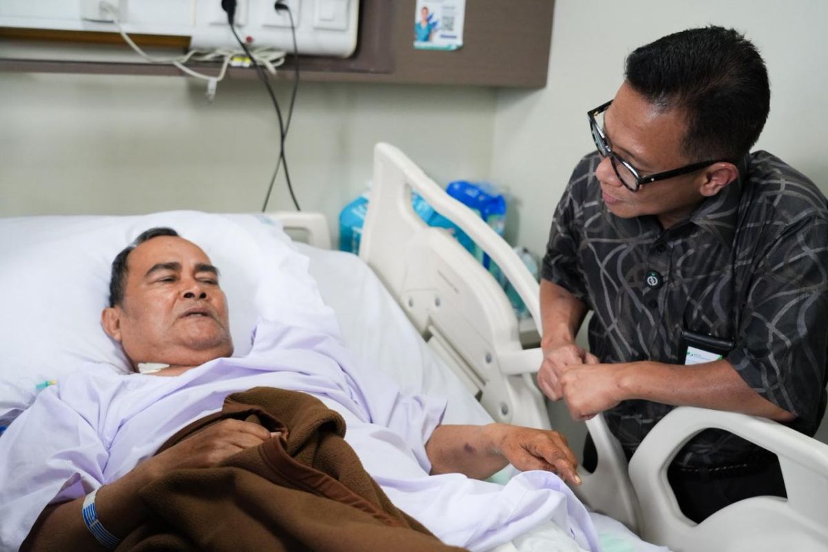 BPJS Ketenagakerjaan President Director visits accident victim in Bekasi