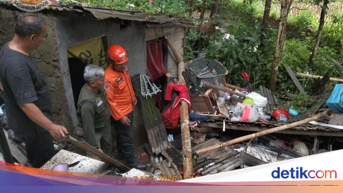 A resident’s house in Caringin, Bogor collapses after strong winds