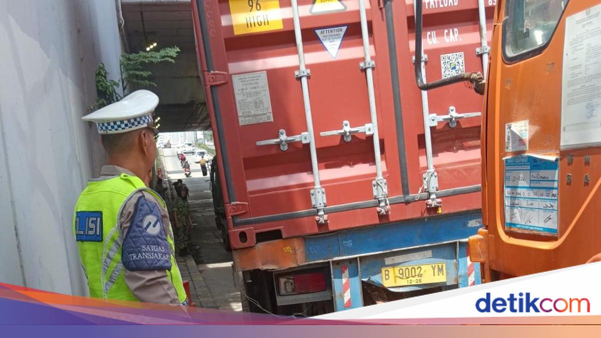 5 Facts About the Container Truck Stuck in Pramuka Underpass