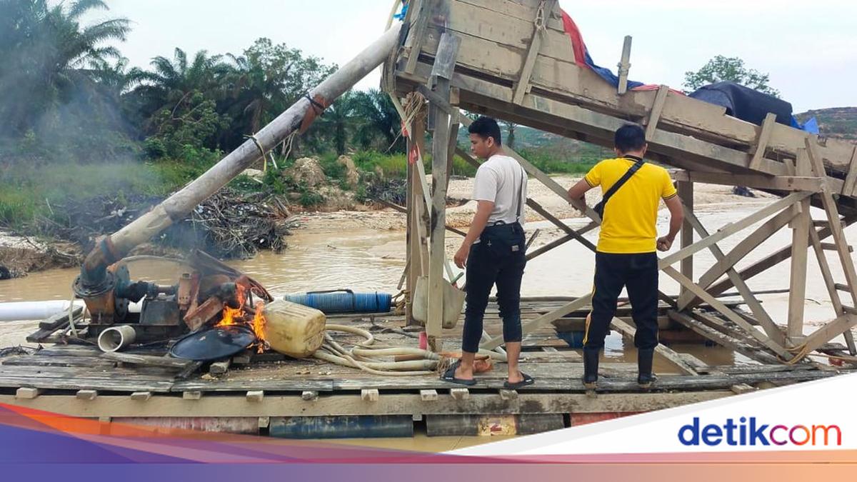 Kuansing Police Crack Down on Illegal Mines; Dozens of PETI Rafts Destroyed