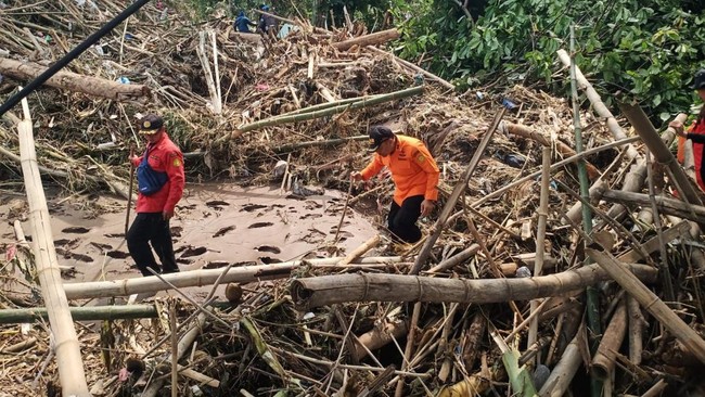 Moments in the Search for Flood Victims in Buleleng, Bali: Two Dead