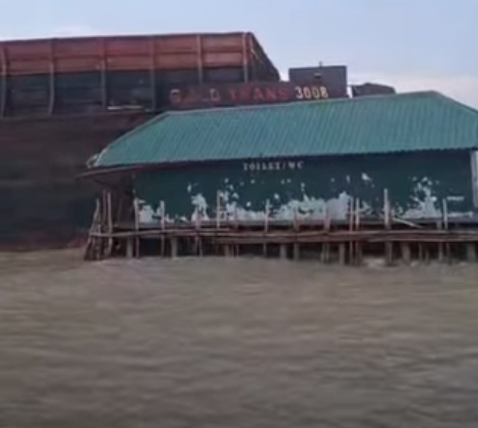 Barge-tanker Strikes Residents' Home in Demak Amid Waves and High Winds