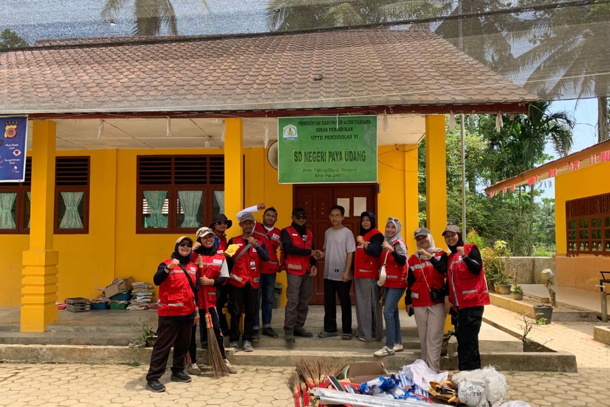 PMI provides cleaning equipment to flood-affected schools in Aceh Tamiang