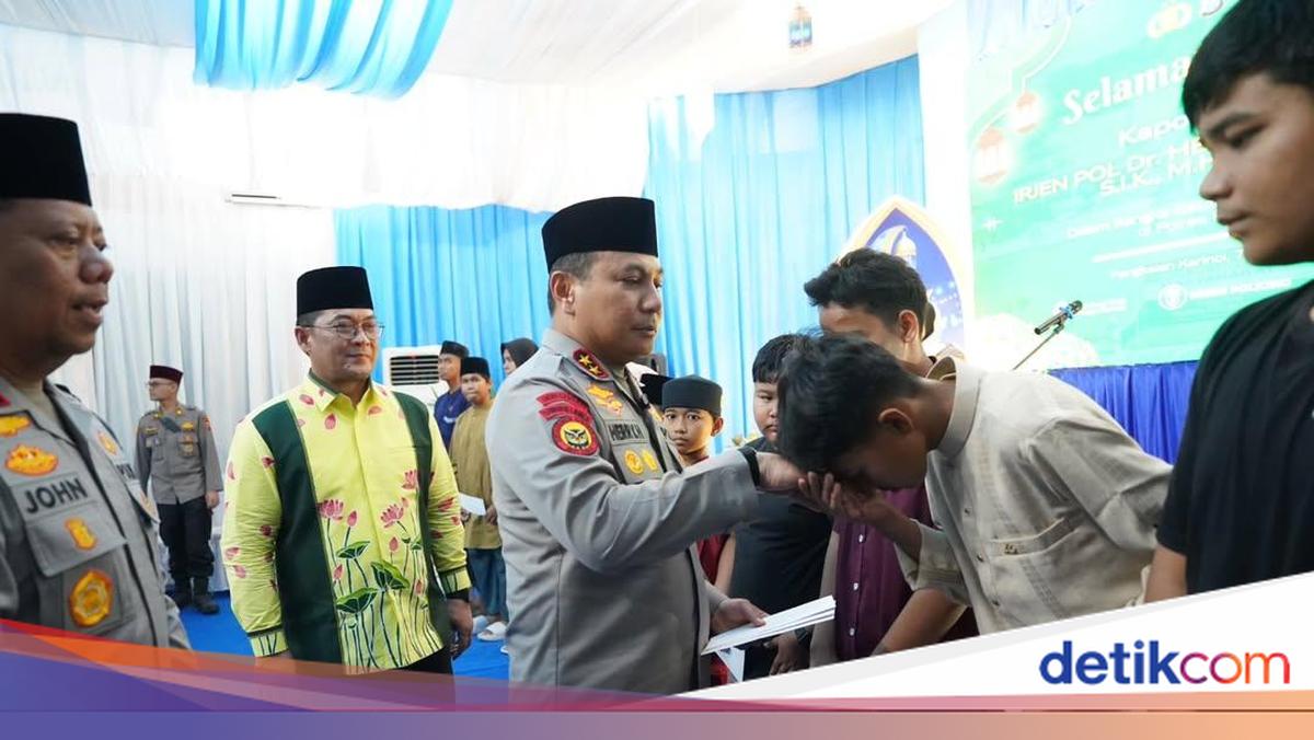Riau Police Chief's Ramadan Safari in Pelalawan: Strengthening Community Ties and Donating to Orphans