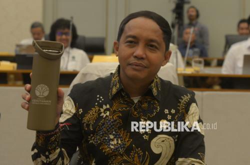 Minister of Forestry Hands Over Social Forestry Decree in East Lombok to Strengthen Food Security