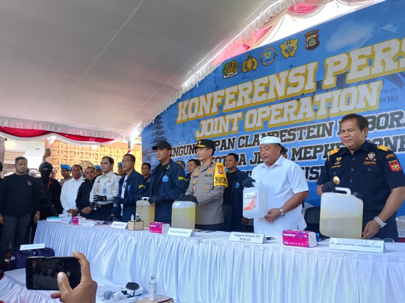 Russian woman, owner of a mephedrone laboratory and factory in Gianyar, Bali, holds three passports