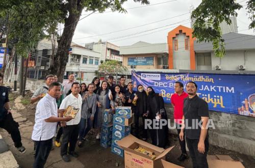 Peradi Jaktim Officials Distribute Takjil Ahead of Iftar