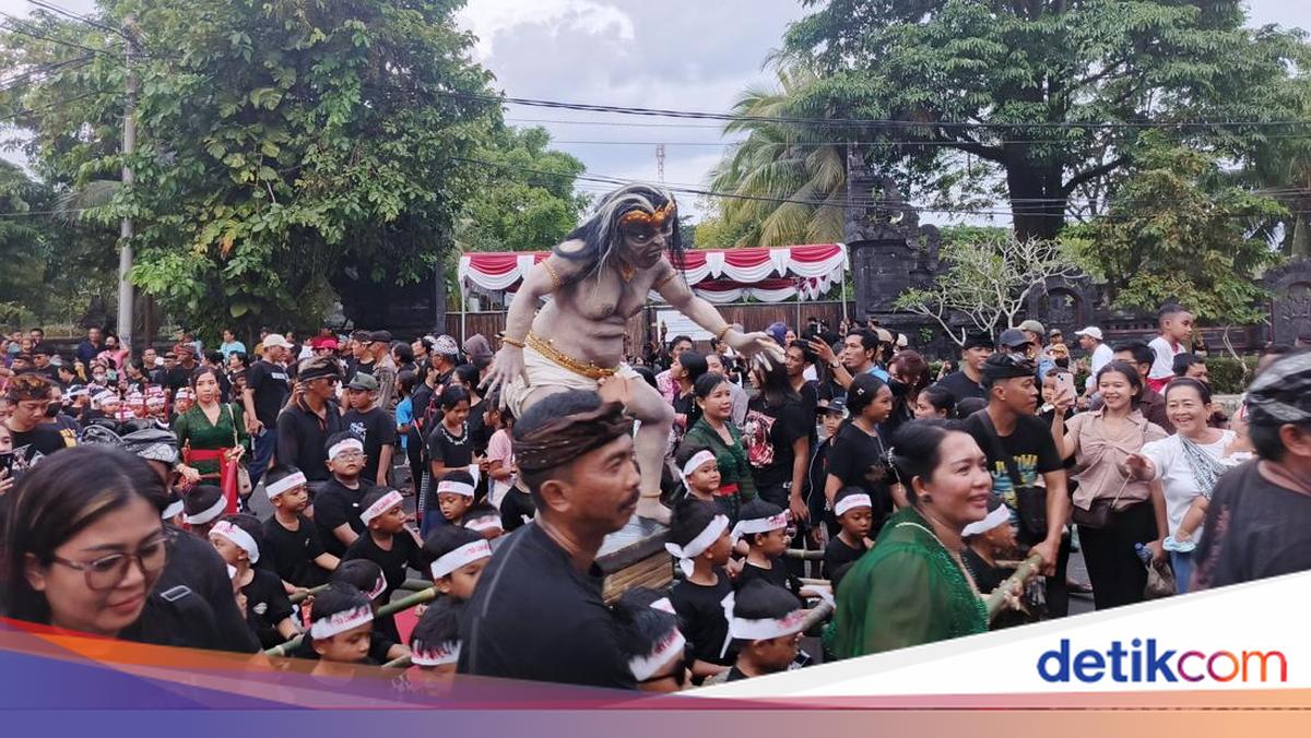 Thousands of Residents Pack the Mini Ogoh-Ogoh Parade in Jembrana