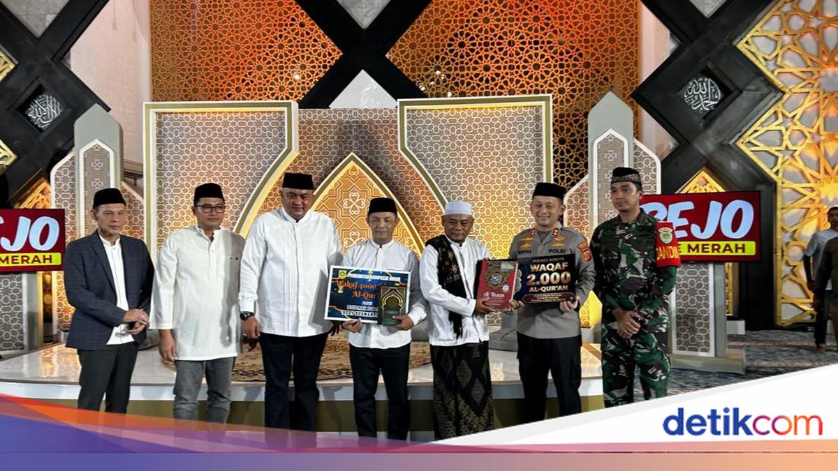 Bogor Police Hand Over 2,000 Qur'ans to Mark Nuzulul Quran