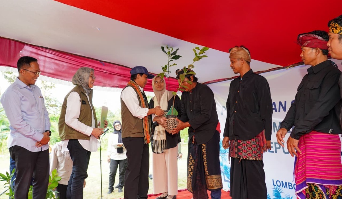 Six Social Forestry Decrees in Lombok handed over, Forestry Minister: President Prabowo's mandate for the people