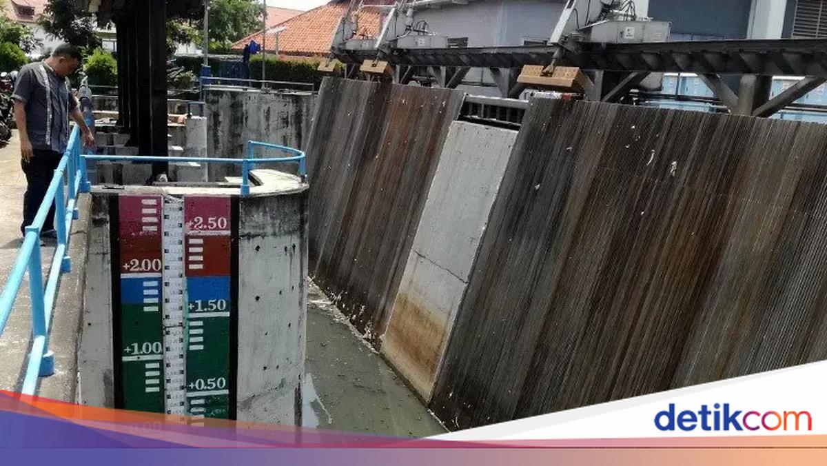 Heavy rain drenches Jakarta as Pasar Ikan floodgate goes into Alert Level 2