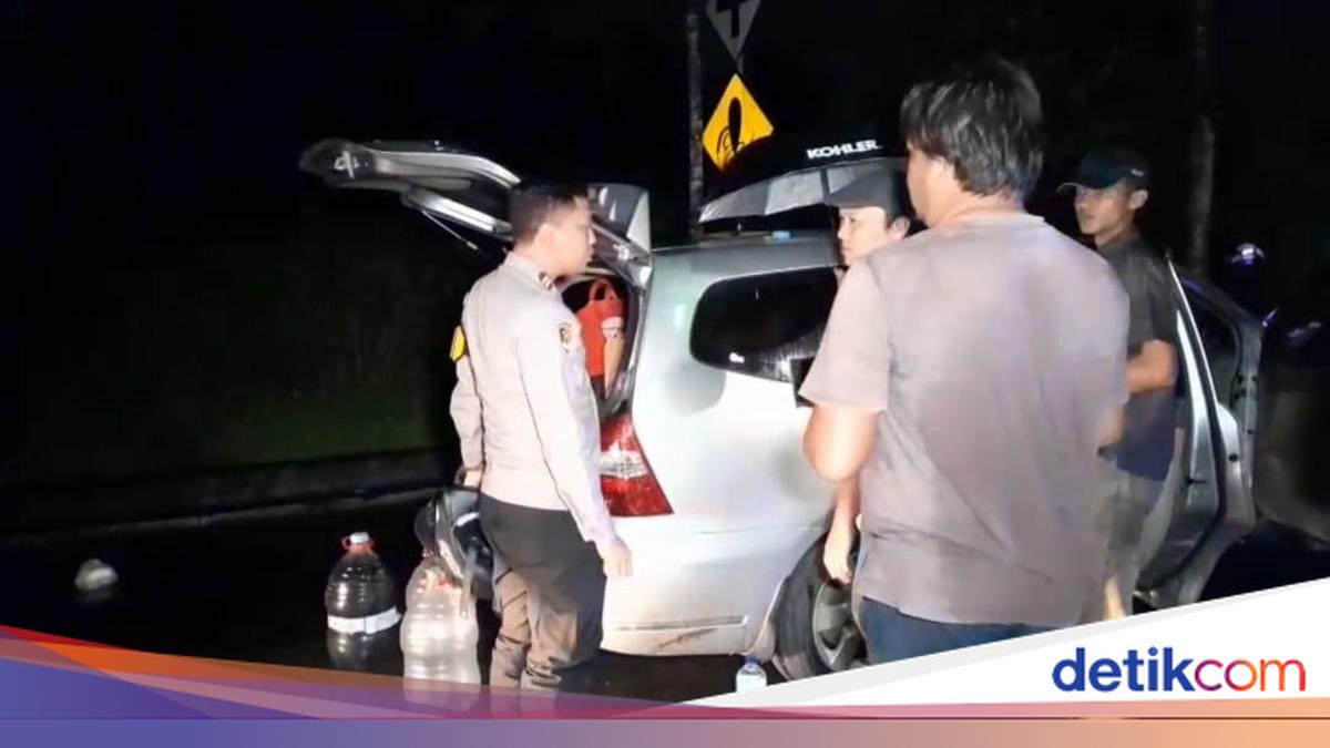 Midnight Car Breakdown: Police Escort Elderly Woman Home in Bogor