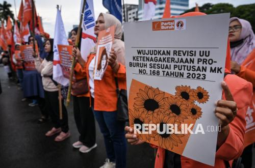 To mark International Women's Day, female workers stage a protest in front of the DPR RI