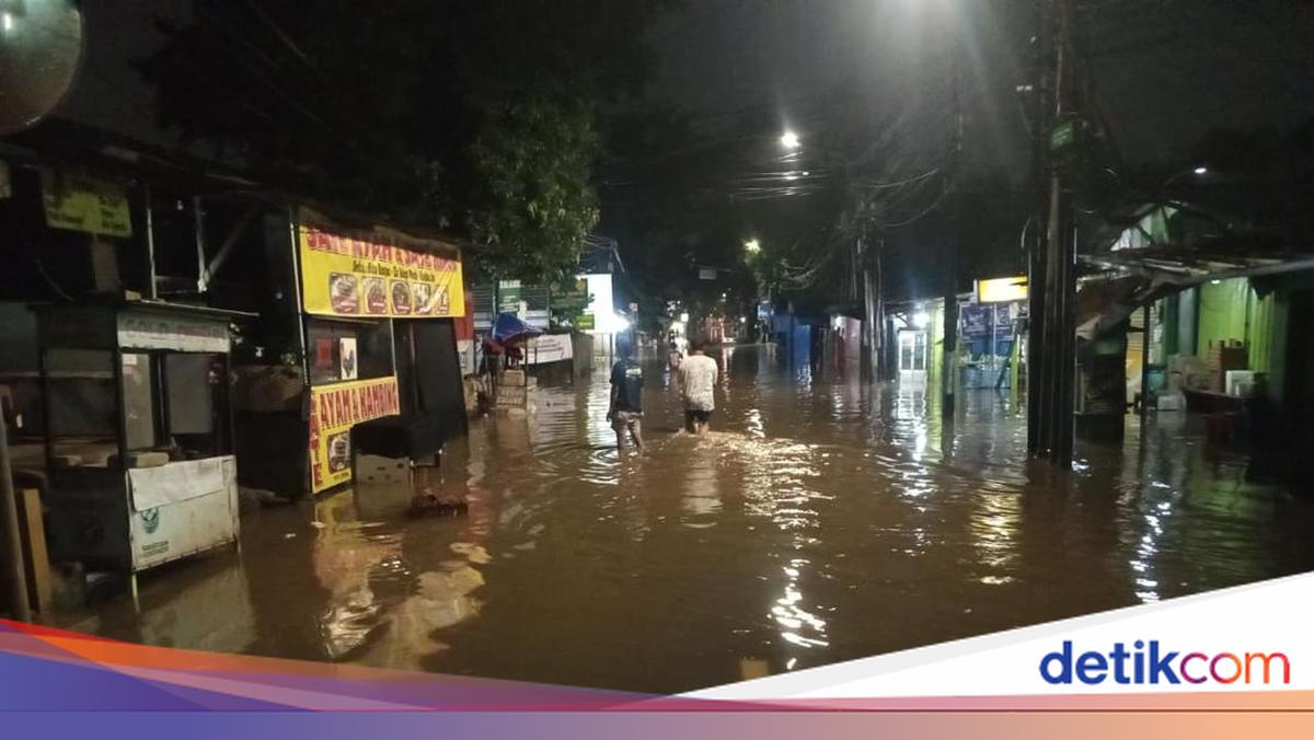 60-Centimetre Flood Submerges Bintaro Road in South Jakarta; Residents' Homes Also Flooded