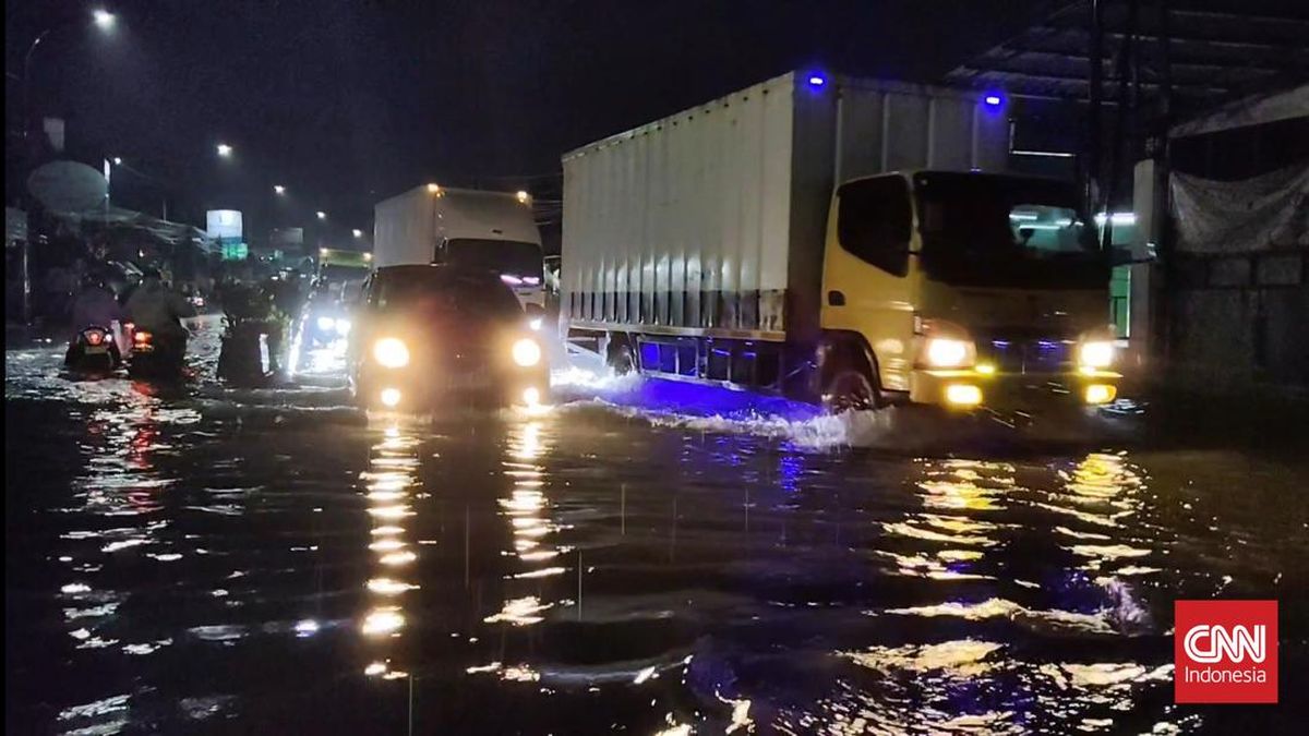 Heavy Overnight Rain Floods Several Roads in Tangerang City