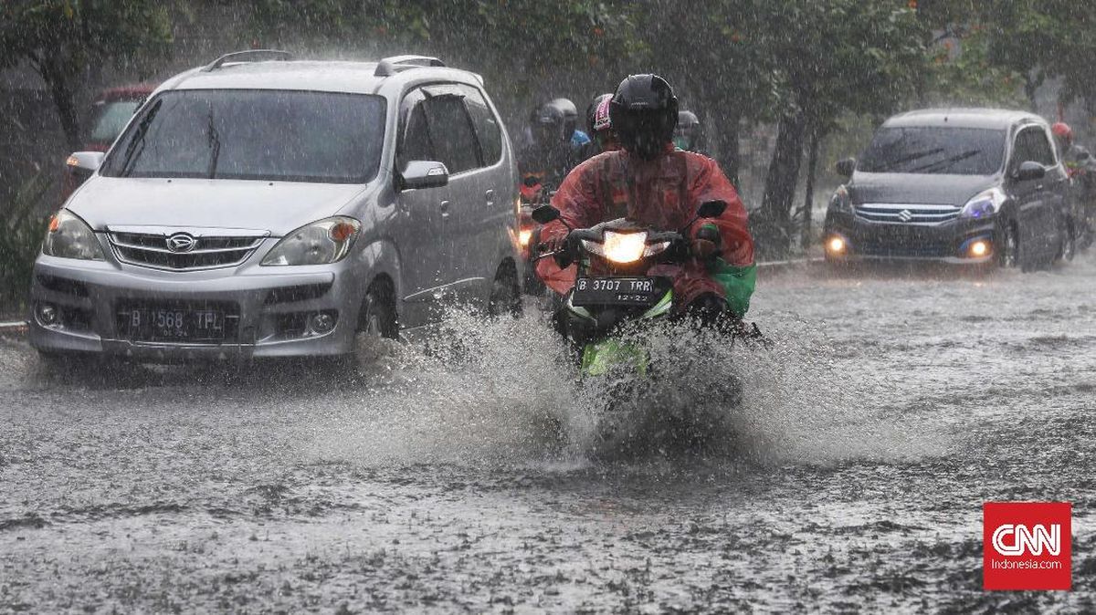 Flooding Submerges 39 RTs and 13 Roads in West and South Jakarta