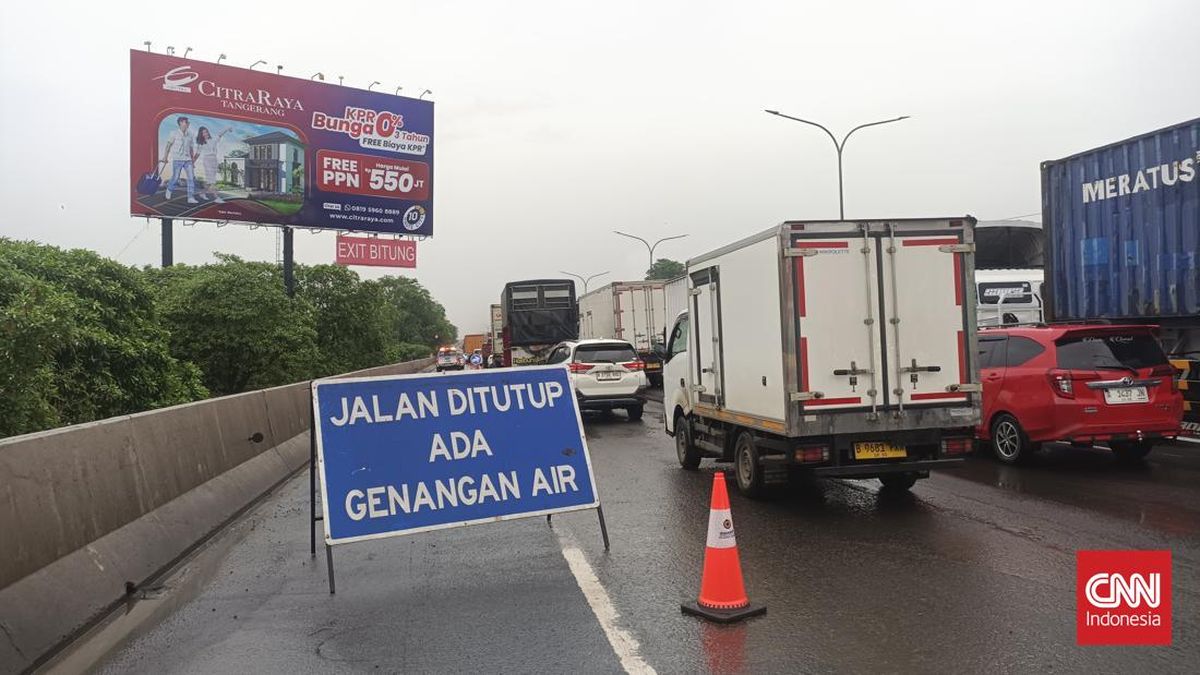 Floods Caused by River Overflow, Tangerang–Merak Toll Road Jammed for Hours