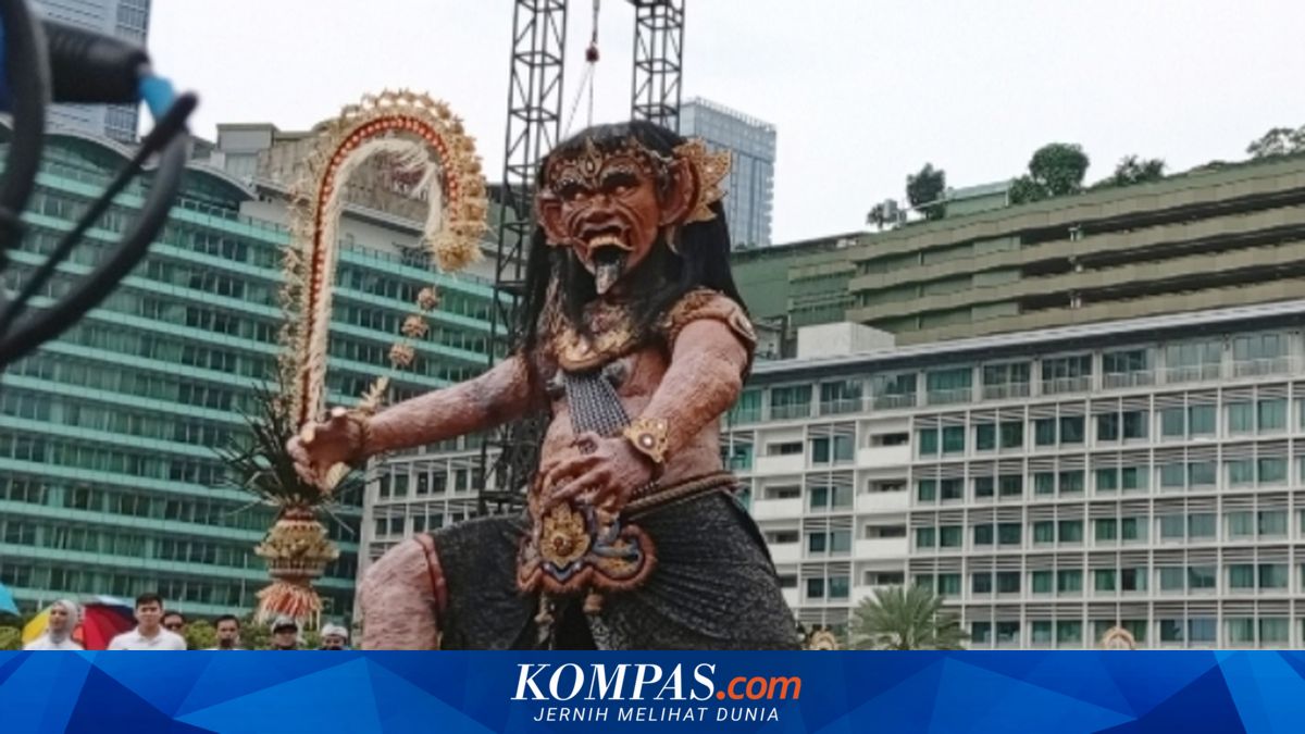 Despite the Rain, Nyepi Ogoh-ogoh Parade at Bundaran HI Draws Crowds
