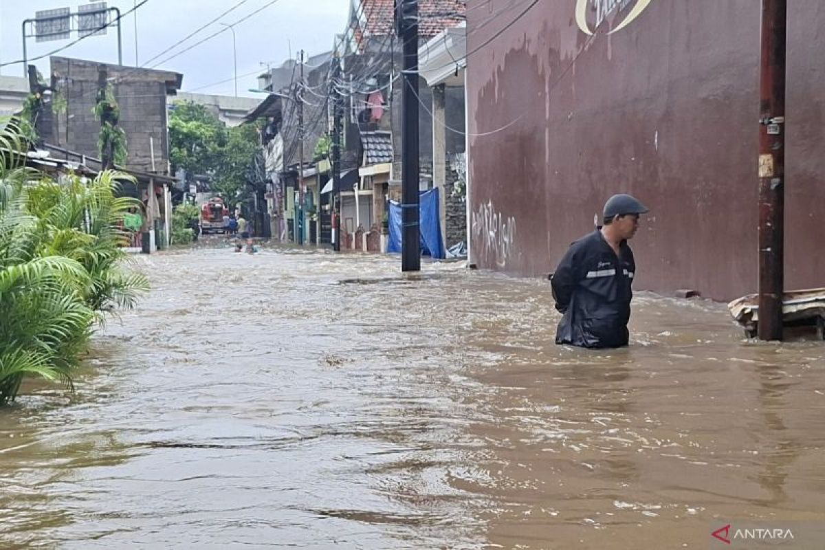 Floodwater depth in Cipinang Melayu, East Jakarta, reaches 1.5 metres