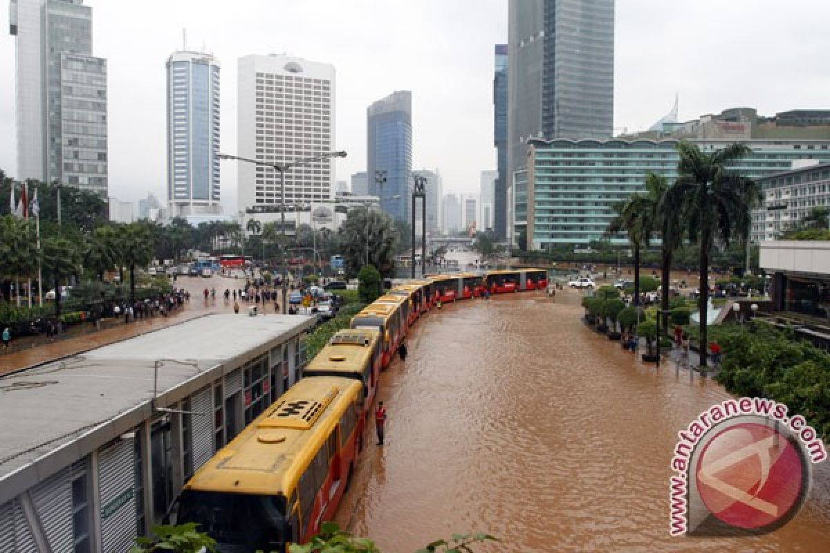Jakarta floods affect 17 Transjakarta routes