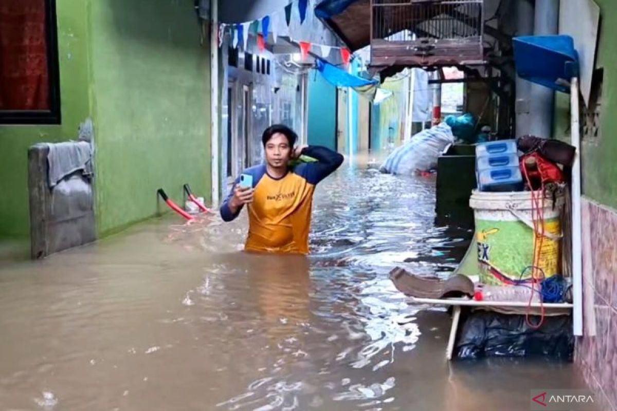 This morning, floods more than a metre deep submerge Kebon Pala, Kampung Melayu, East Jakarta