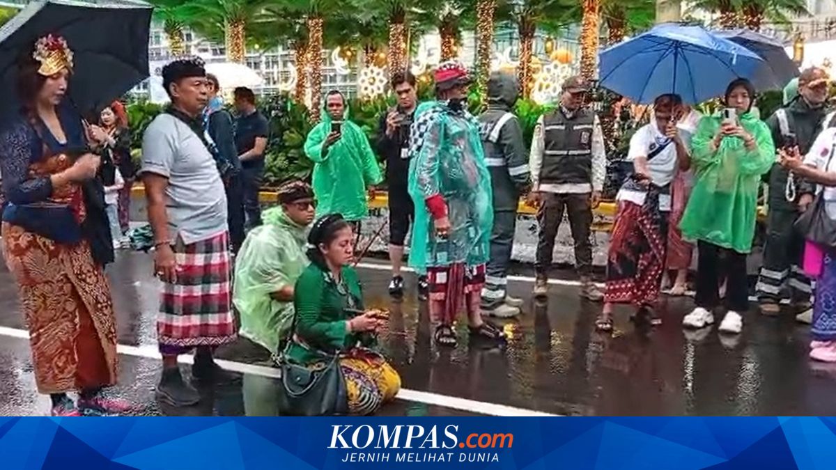 Rain Shaman Rara Becomes Centre of Attention at Jakarta Ogoh-ogoh Parade
